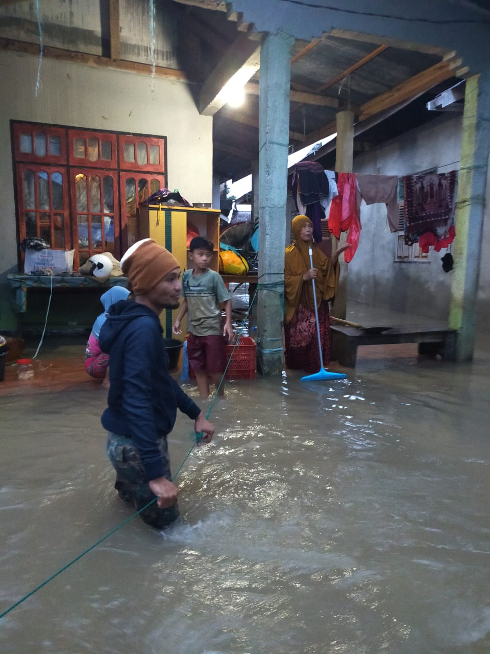 Sungai Masamba Kembali Meluap, Bupati Turun Langsung Bantu Evakuasi Korban Banjir